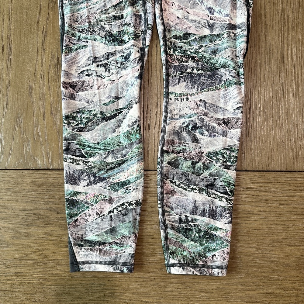 Lululemon Crop Leggings Size 6 Multi Print - Picture 3 of 11